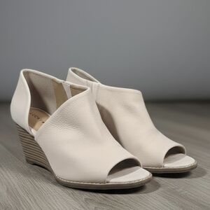 NWOT Lucky Brand Suede Cream Wedge Peep-Toe Shoes With Open Side